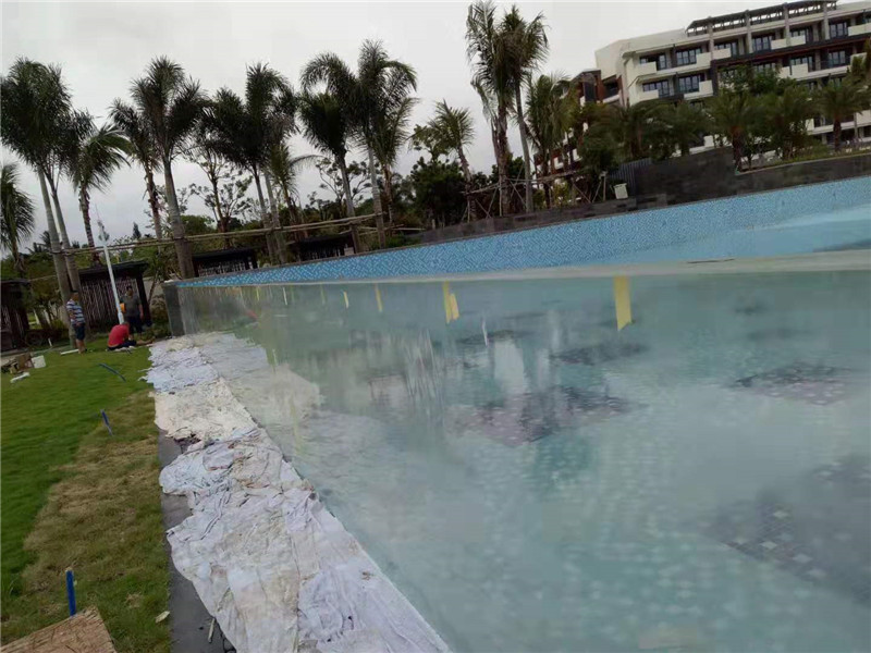 panells personalitzats de piscina d’acrílic a l’exterior